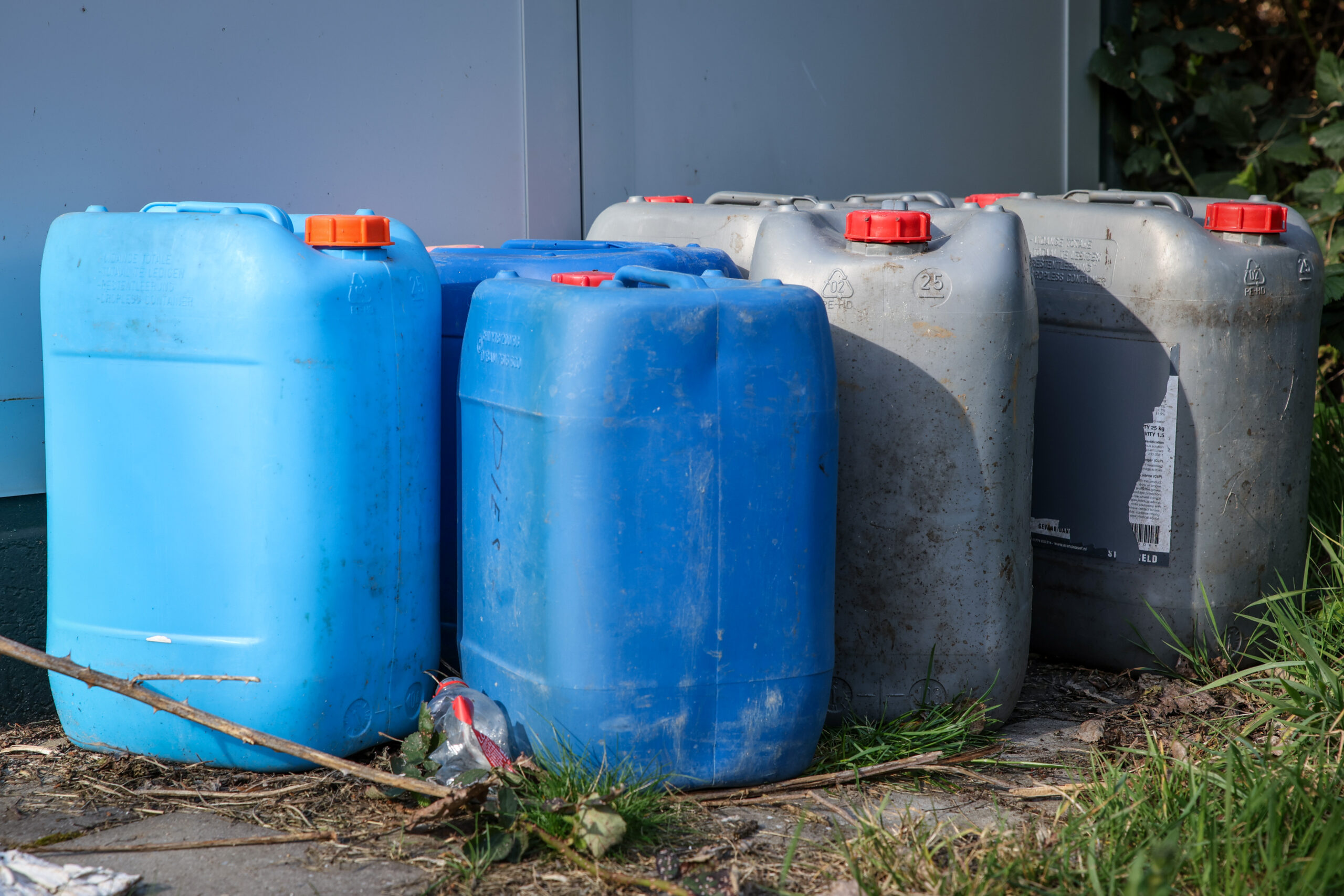 Verdachte jerrycans aangetroffen, mogelijk drugsafval