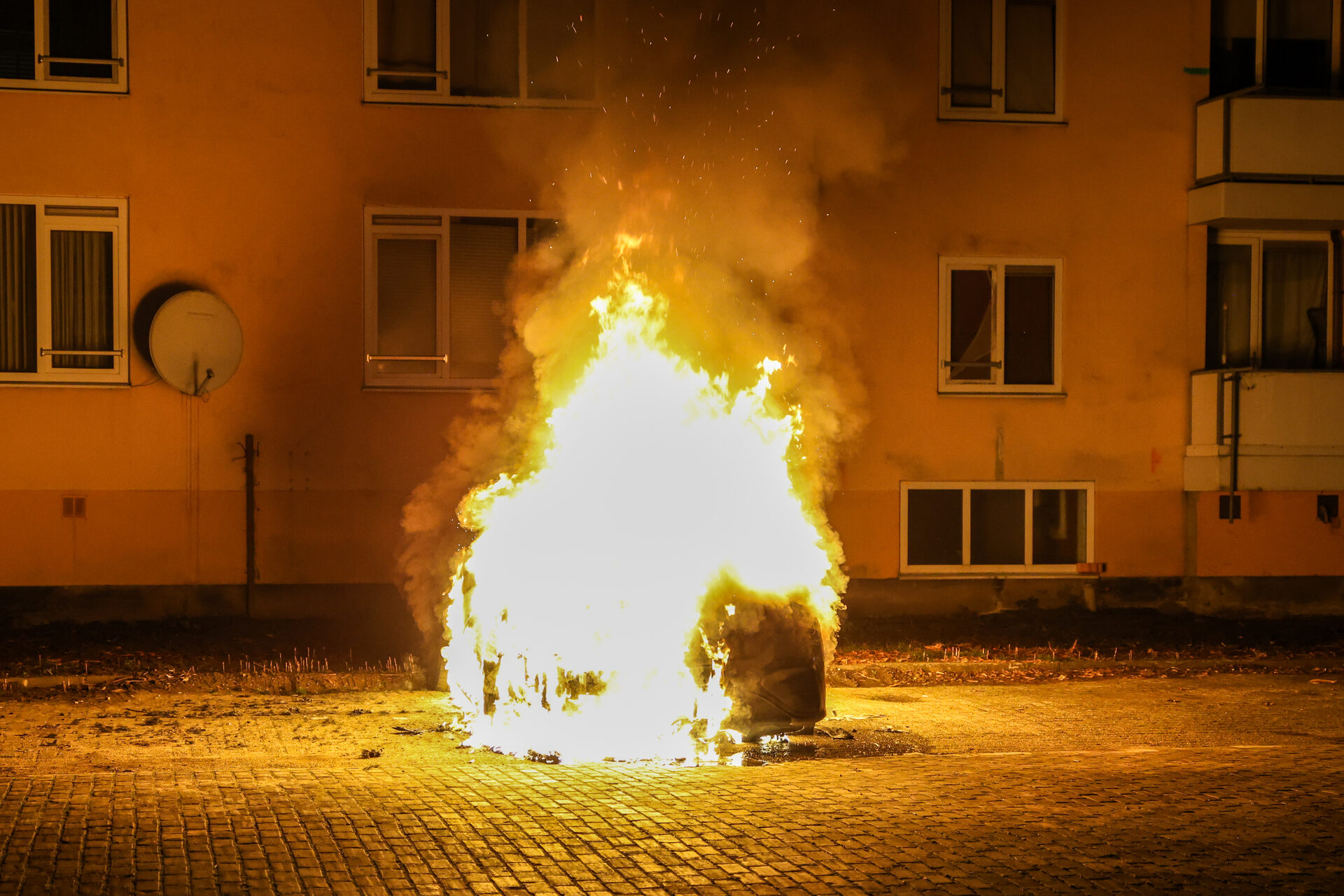 Mercedes gaat in vlammen op