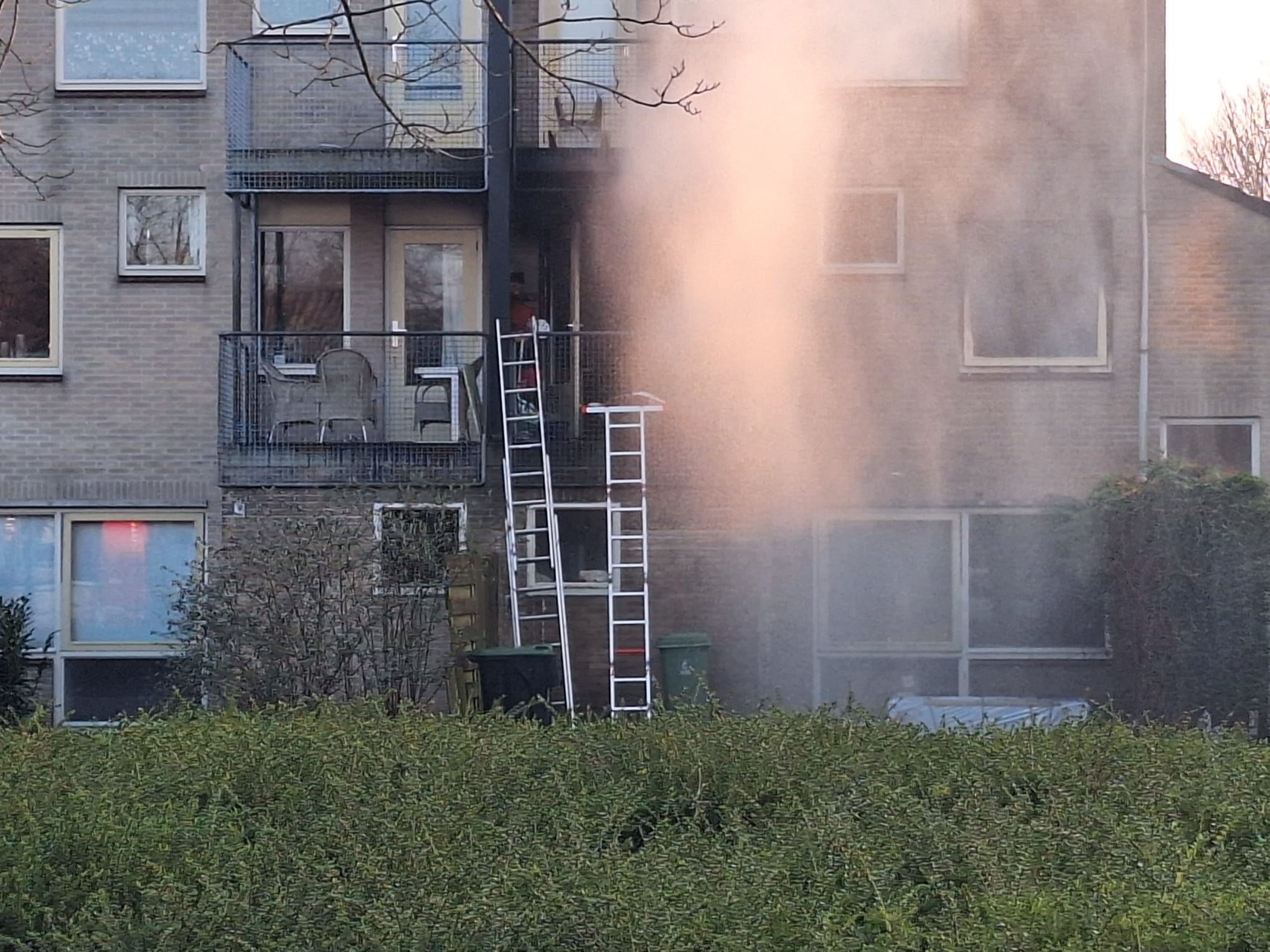 Zwaargewond slachtoffer bij uitslaande woningbrand, appartement onbewoonbaar verklaard