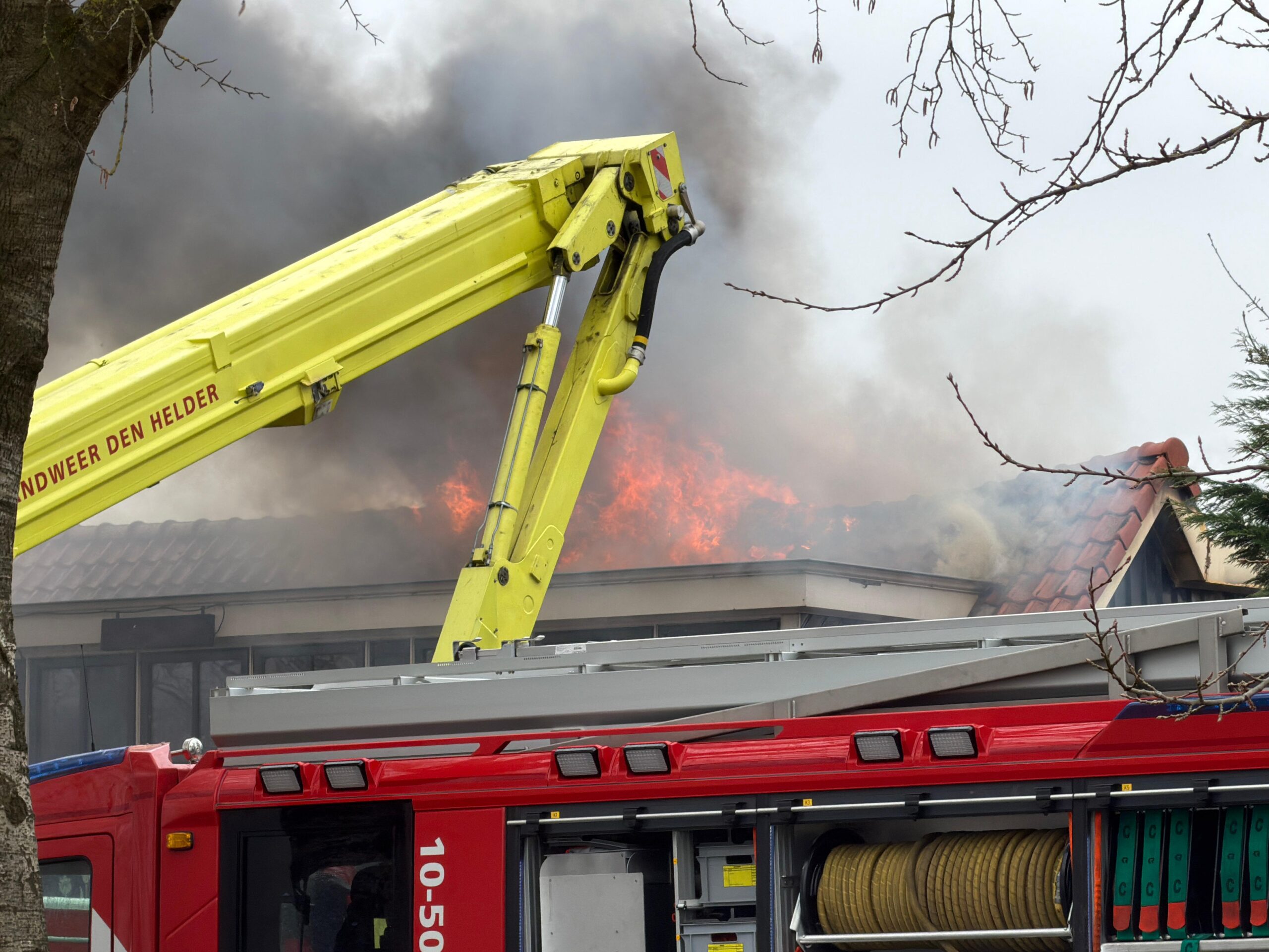 Grote brand in restaurant, weg afgesloten voor hulpdiensten