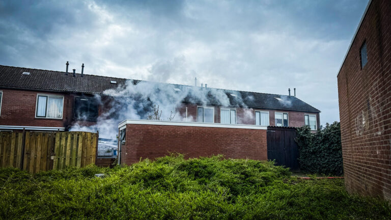 Volledig woonblok ontruimd vanwege uitslaande brand