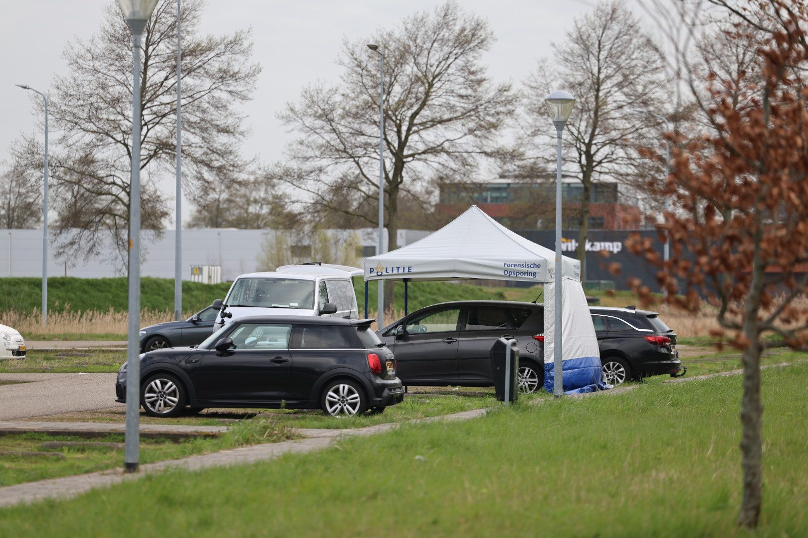 Overleden persoon gevonden op parkeerterrein, onderzoek volop gaande