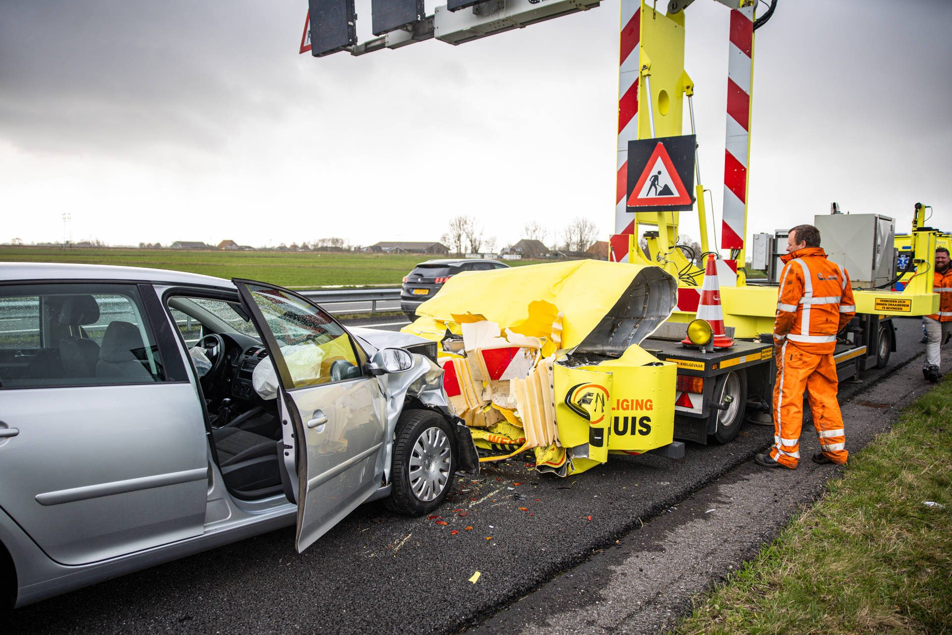 Automobilist botst op Mobiele Rijstrook Signalering langs snelweg