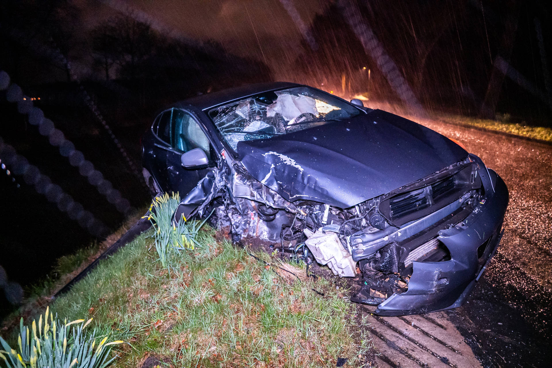 Auto flink beschadigd na botsing tegen boom