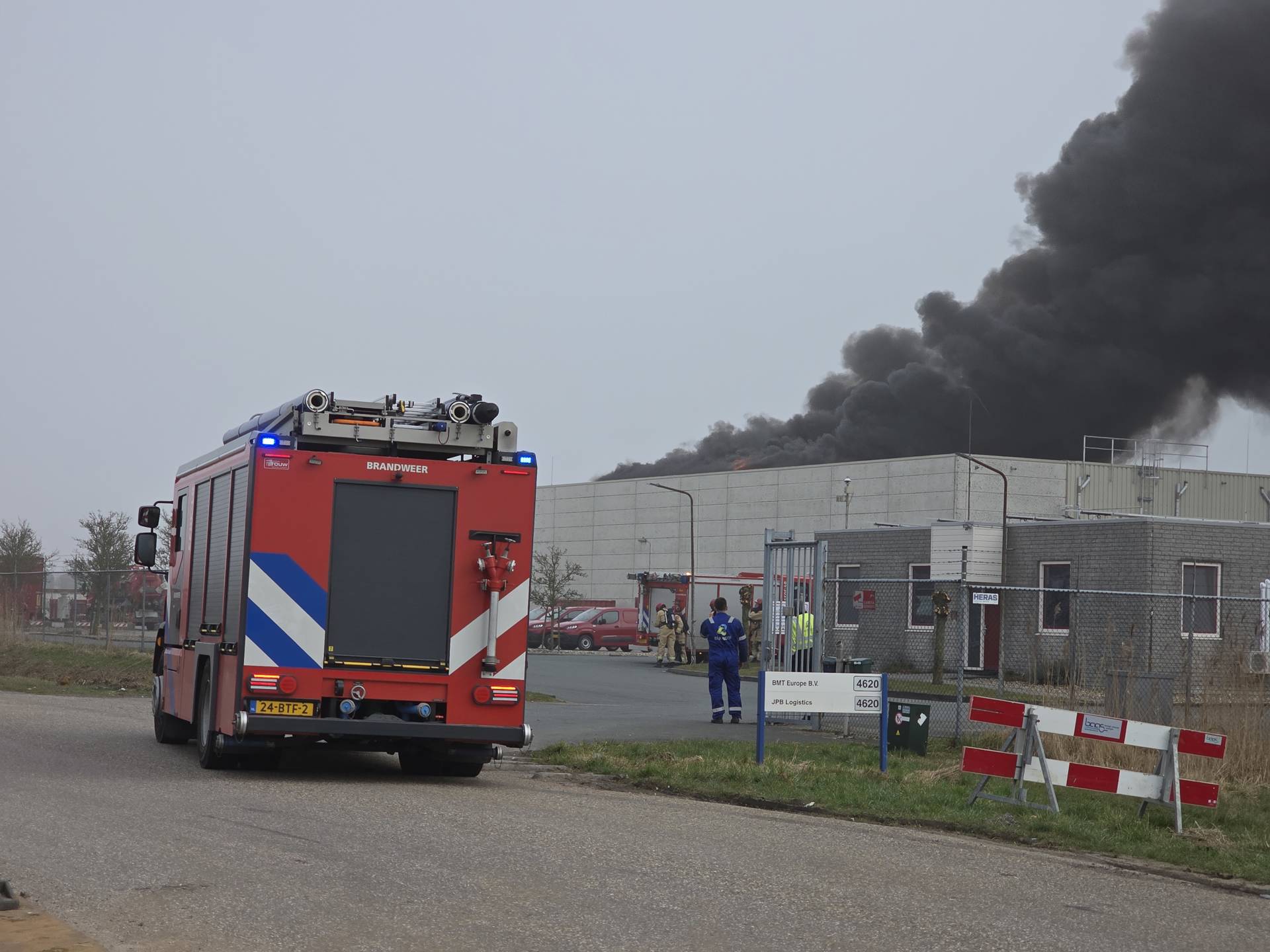 Grote brand op Chemiepark, rook trekt richting dorp