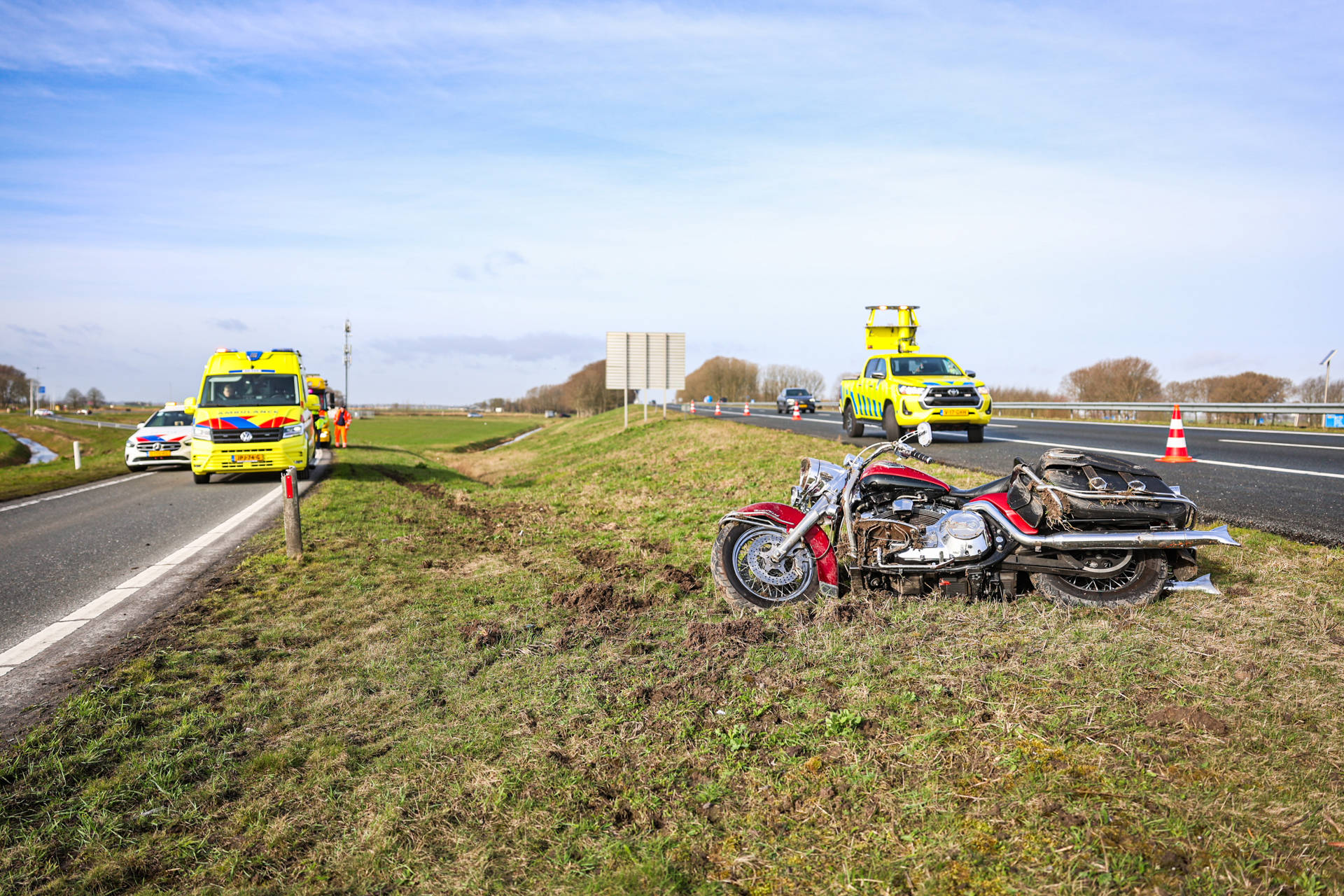 Motorrijder zwaargewond na val op oprit