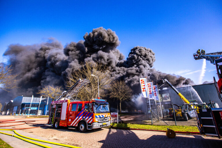 Grote brand uitgebroken op industrieterrein