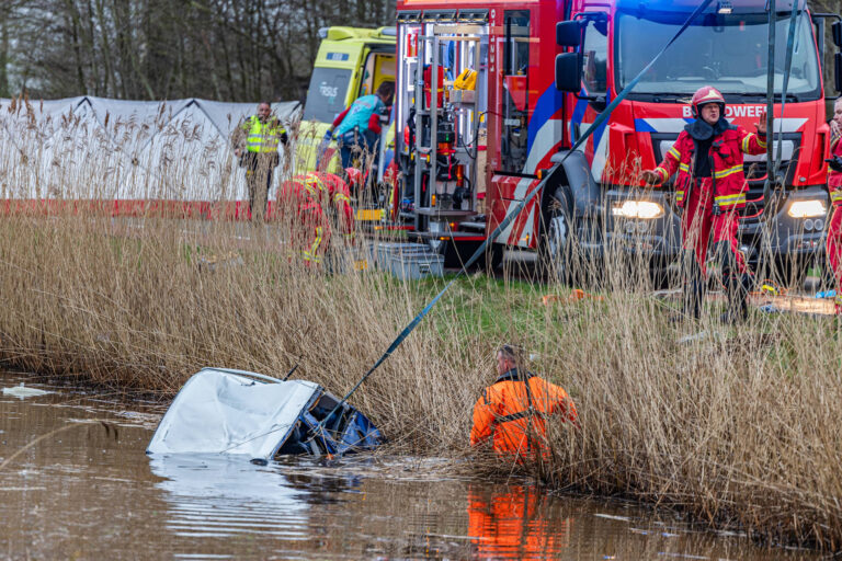 Twee personen raken gewond nadat auto te water raakt
