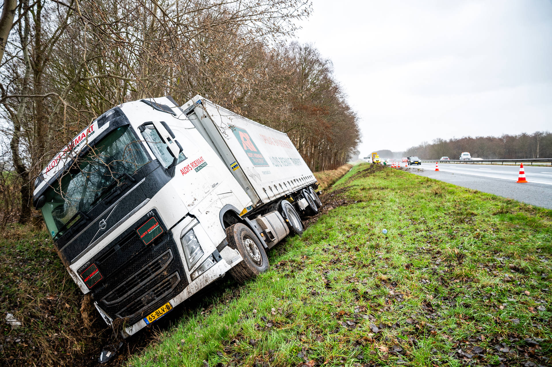 Vrachtwagen belandt in greppel naast snelweg