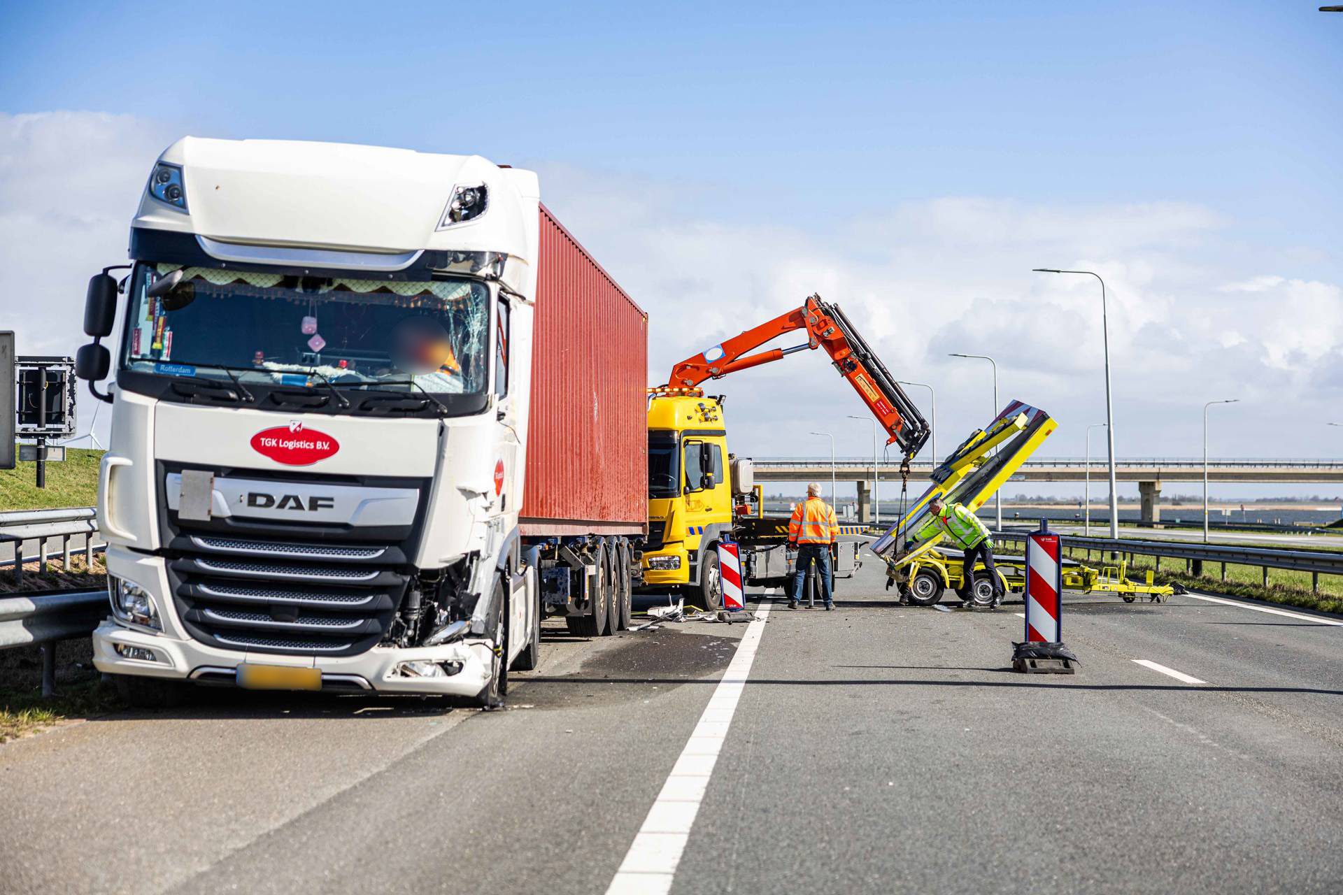 Vrachtwagenchauffeur ramt pijlwagen op snelweg