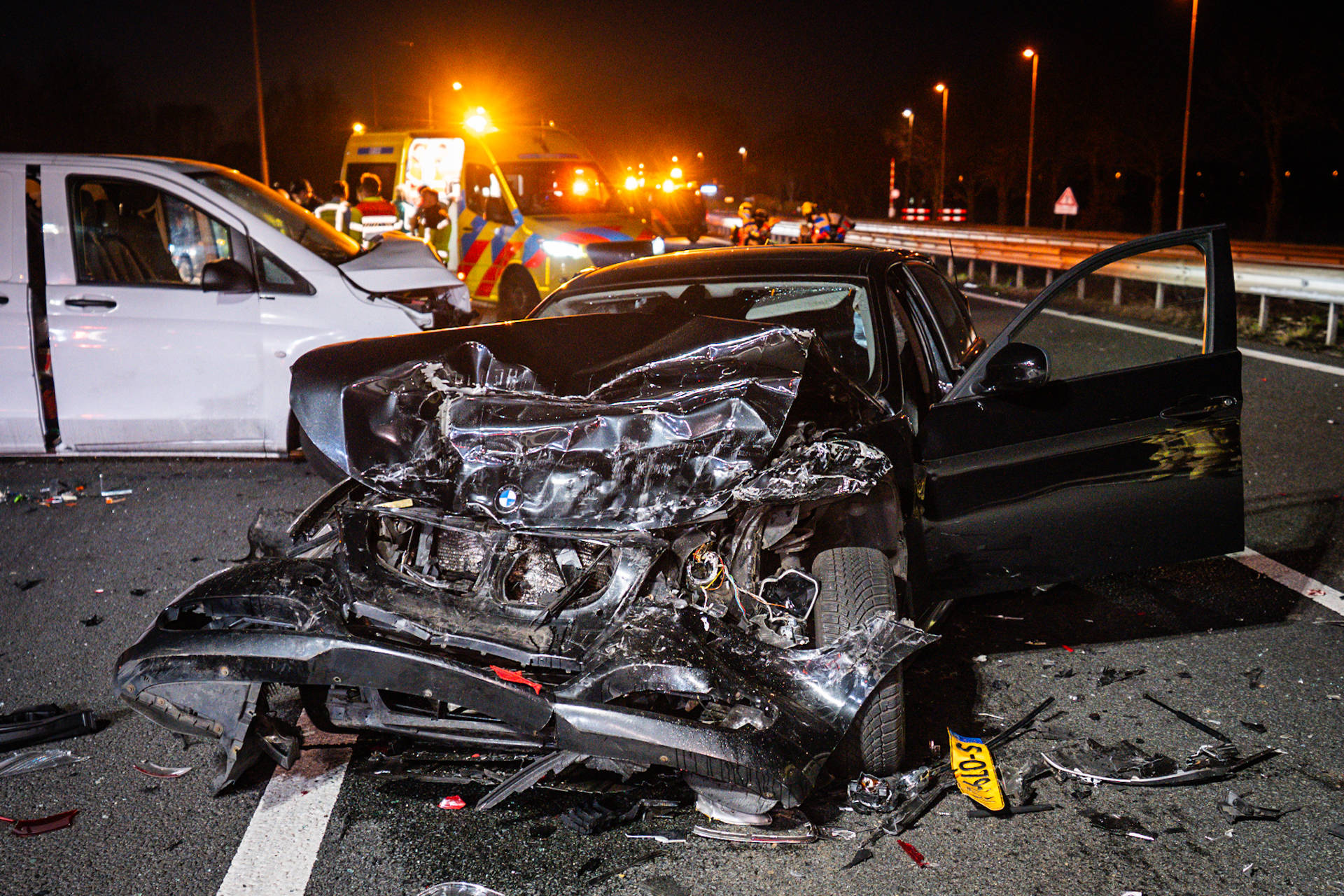 Zware kettingbotsing met vijf voertuigen in file, drie gewonden waaronder kind