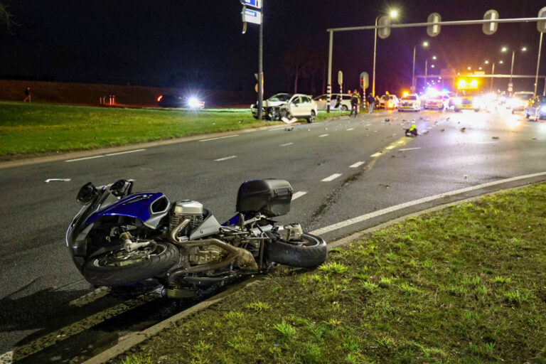 Motorrijder staat stil voor stoplicht en wordt vanachter aangereden