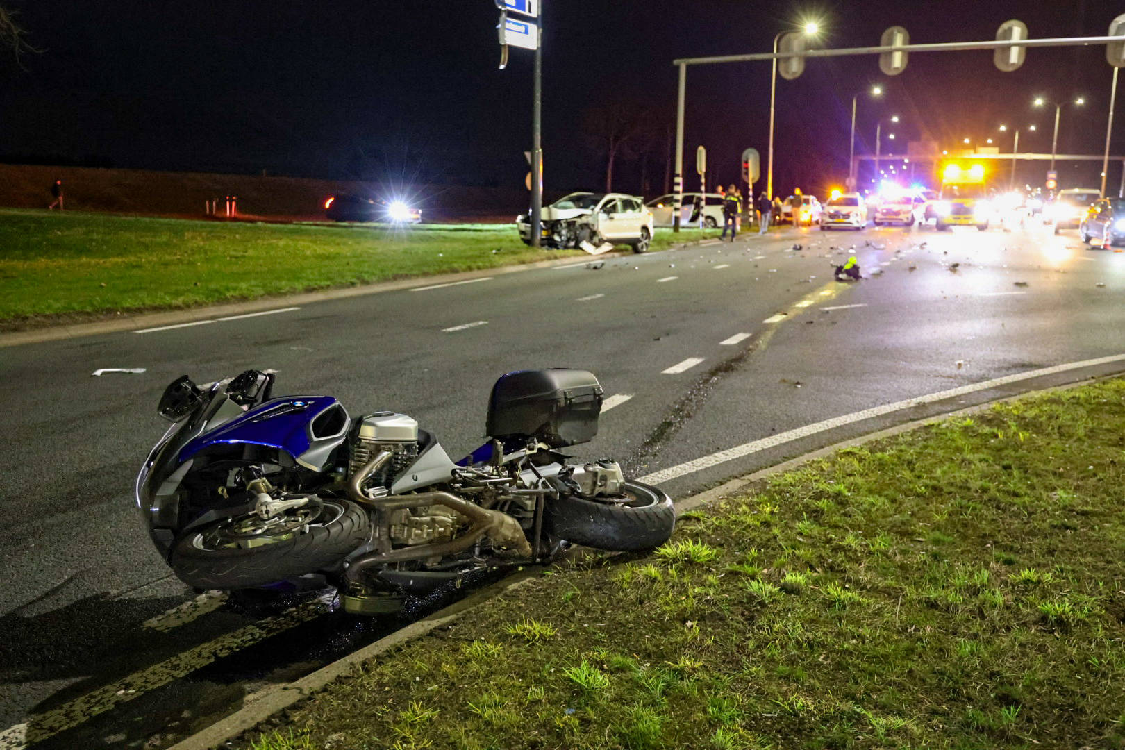 Motorrijder staat stil voor stoplicht en wordt vanachter aangereden