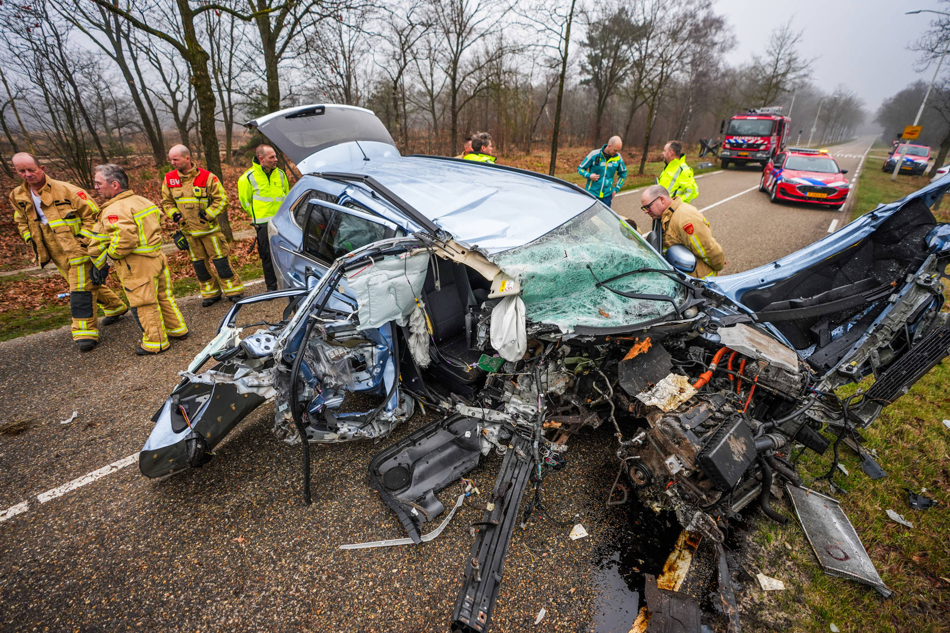 Automobilist zwaargewond na crash tegen boom