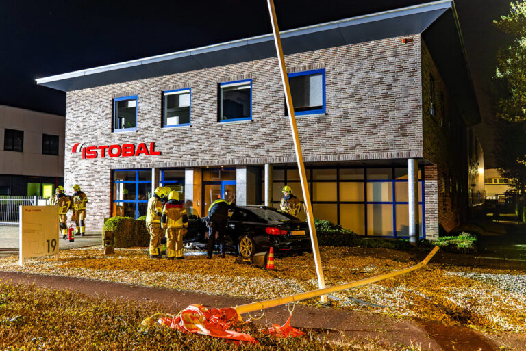 Automobilist rijdt vlaggenmast uit de grond