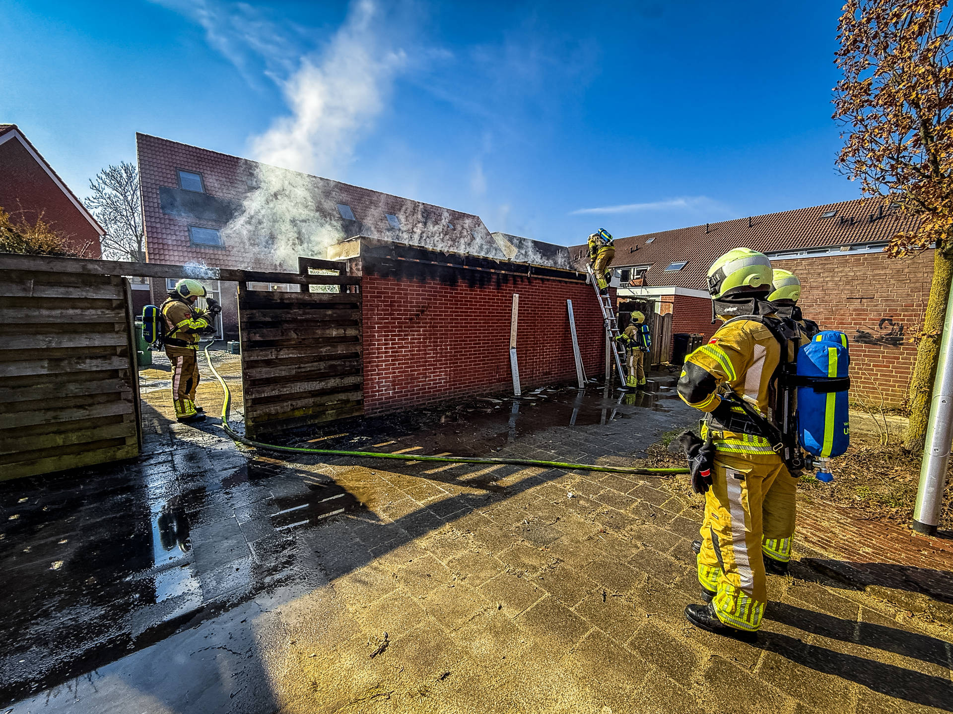 Schuurbrand verwoest achtertuin, ook schade bij buren