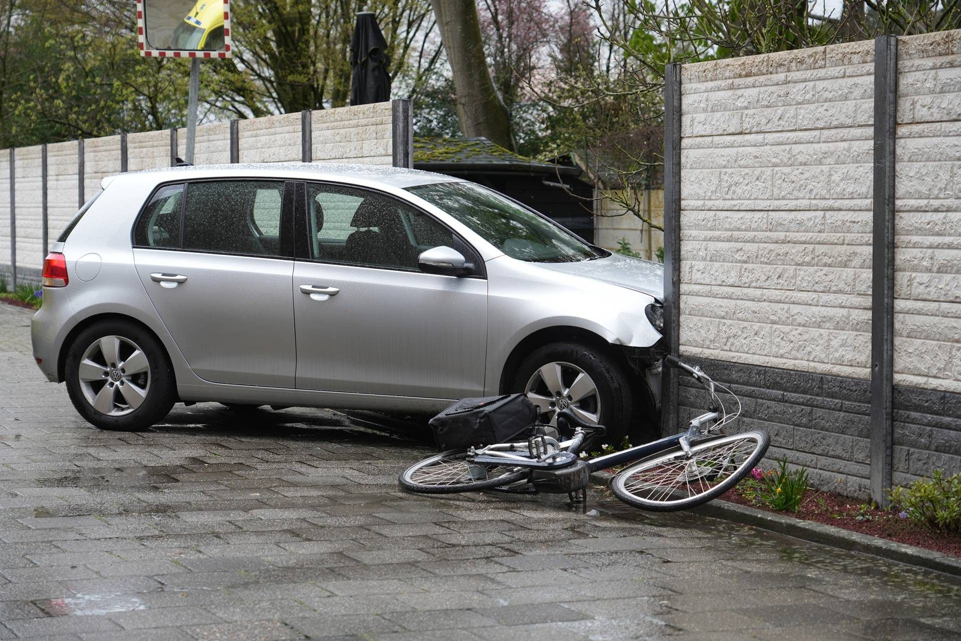 Auto rijdt fietser aan en ramt daarna betonnen schutting