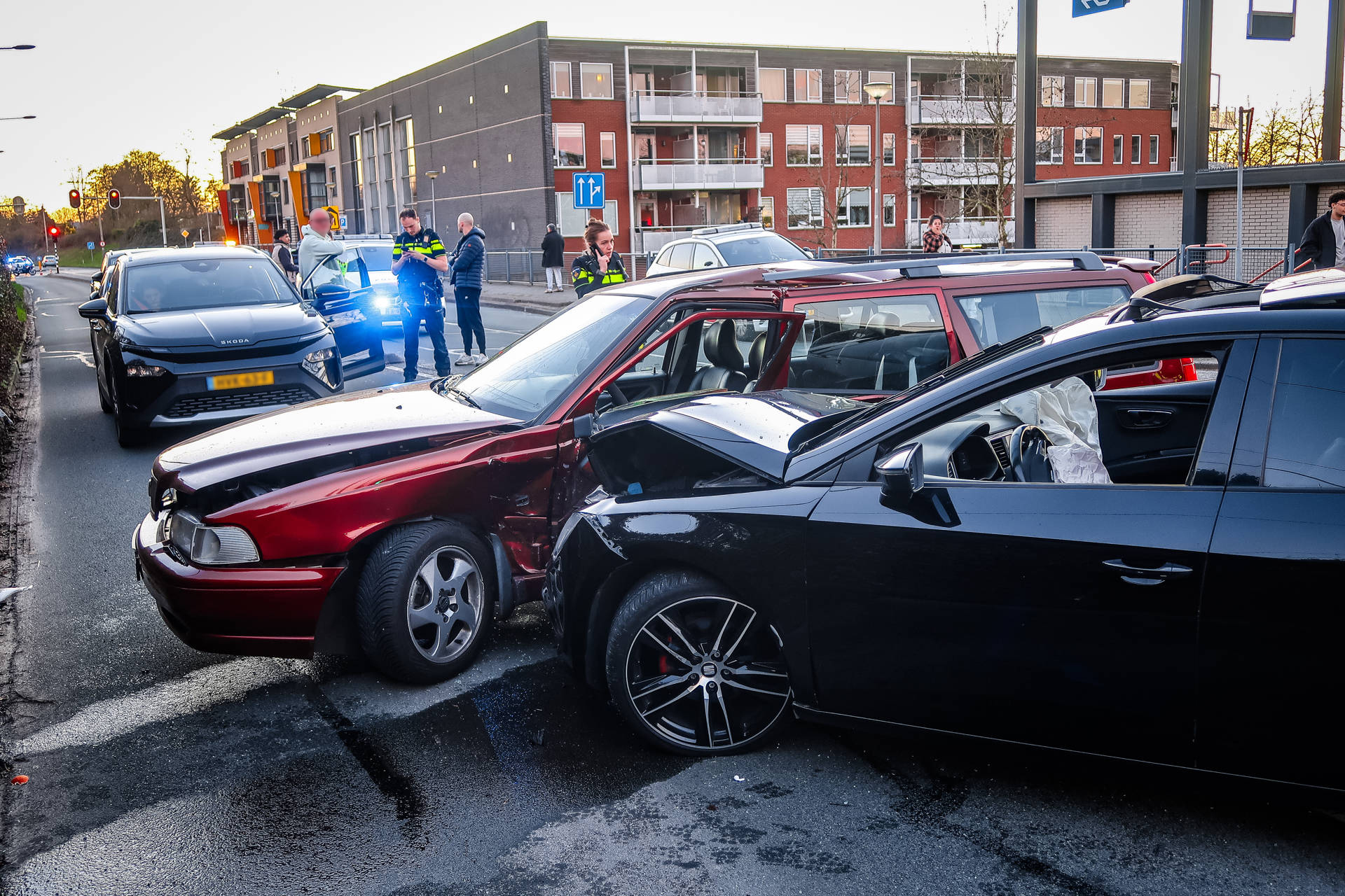 Twee auto’s botsen, traumahelikopter ingezet bij ongeval