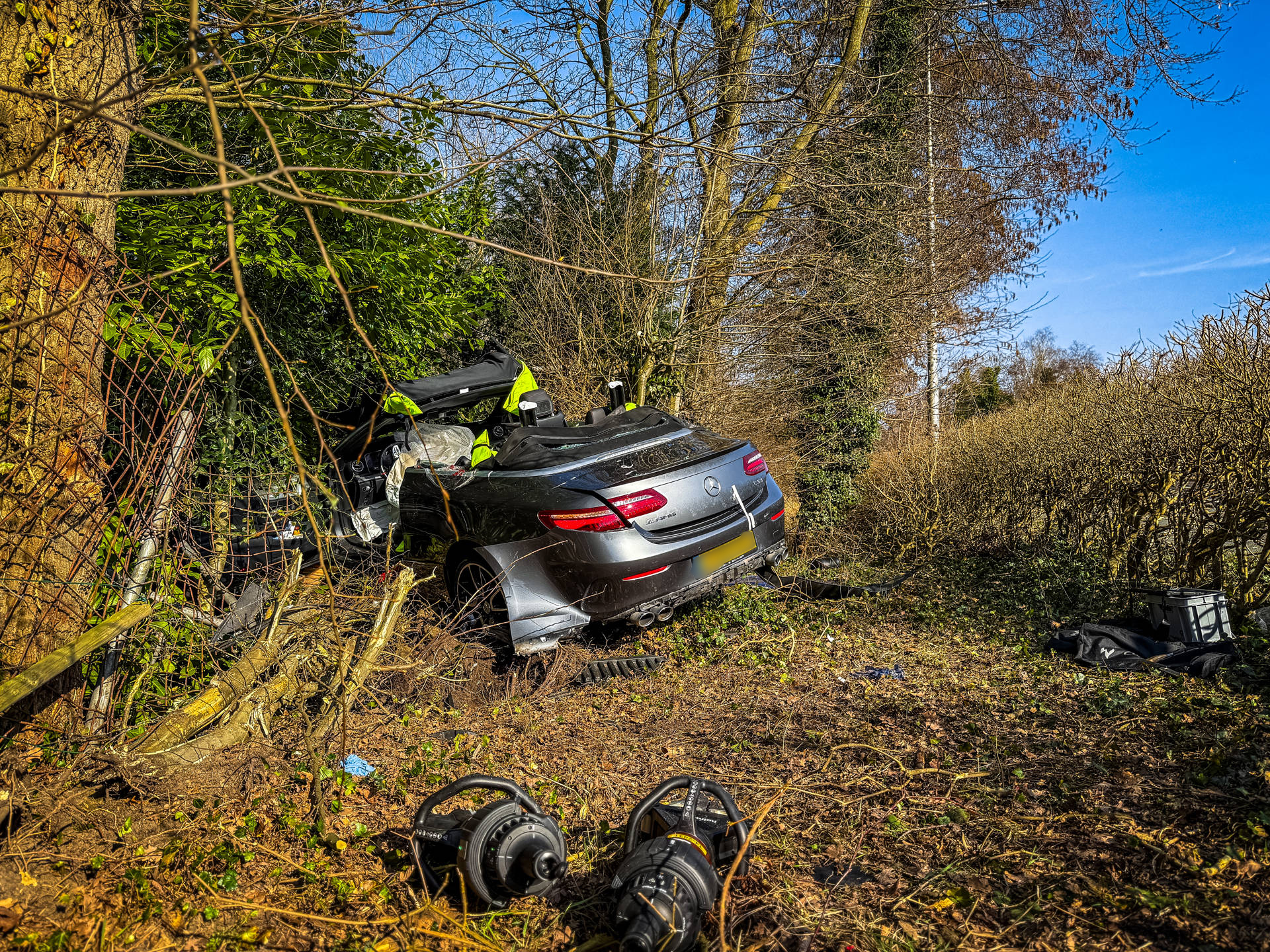 Auto over de kop op N-weg, bestuurder naar ziekenhuis en traumahelikopter opgeroepen