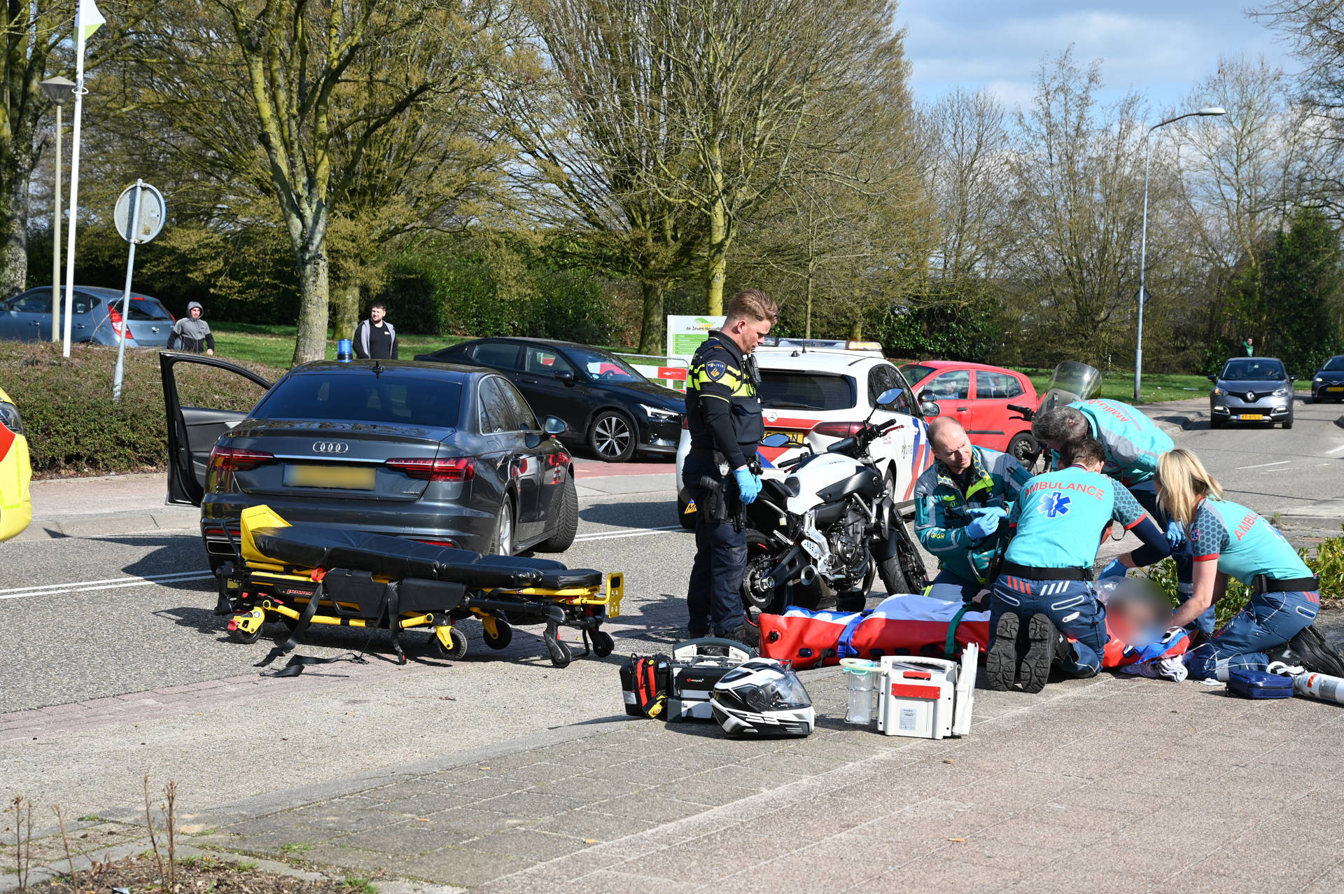 Stilstaande motorrijder op parkeervak geschept door automobilist