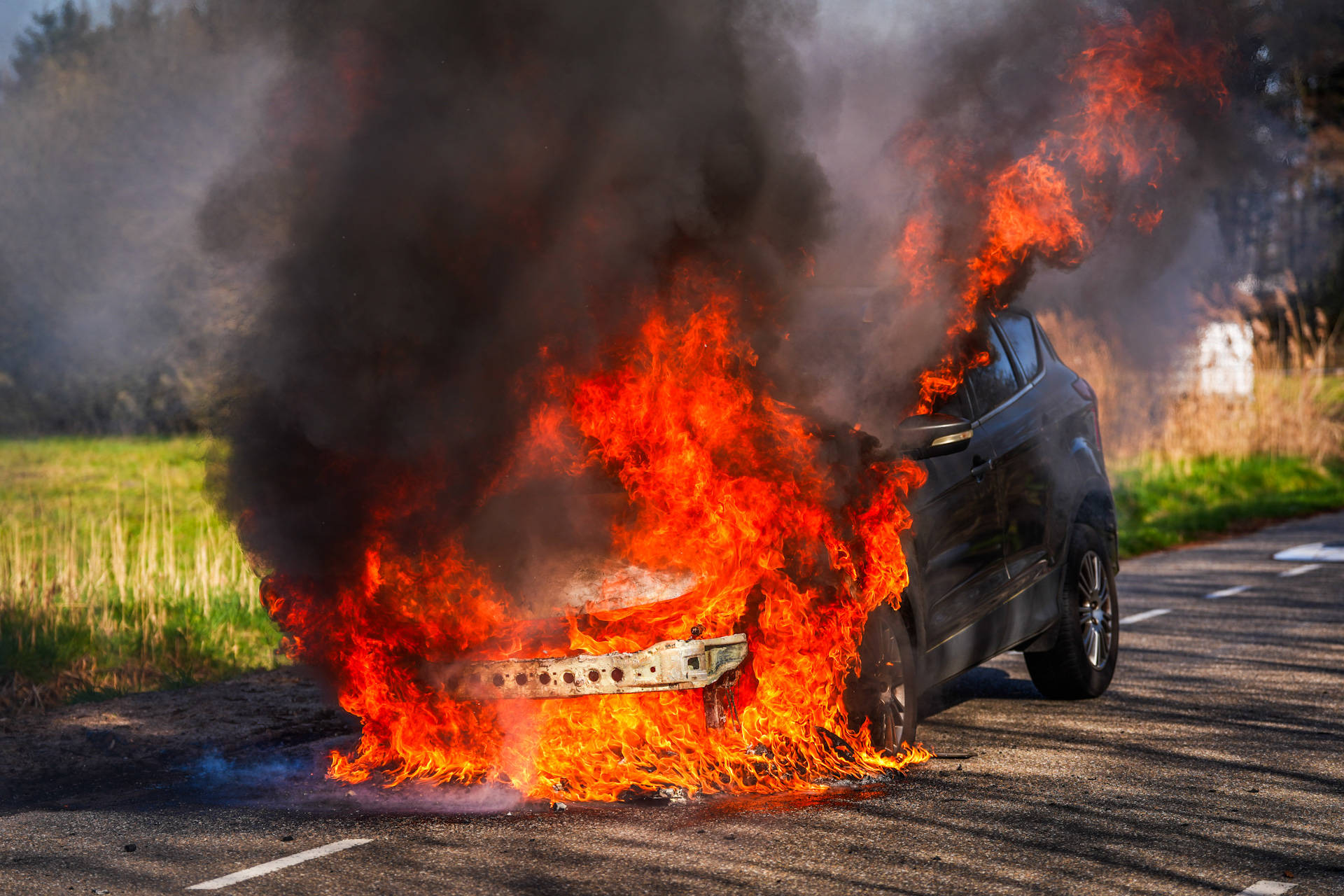 Nieuwe auto vliegt in brand en brandt volledig uit