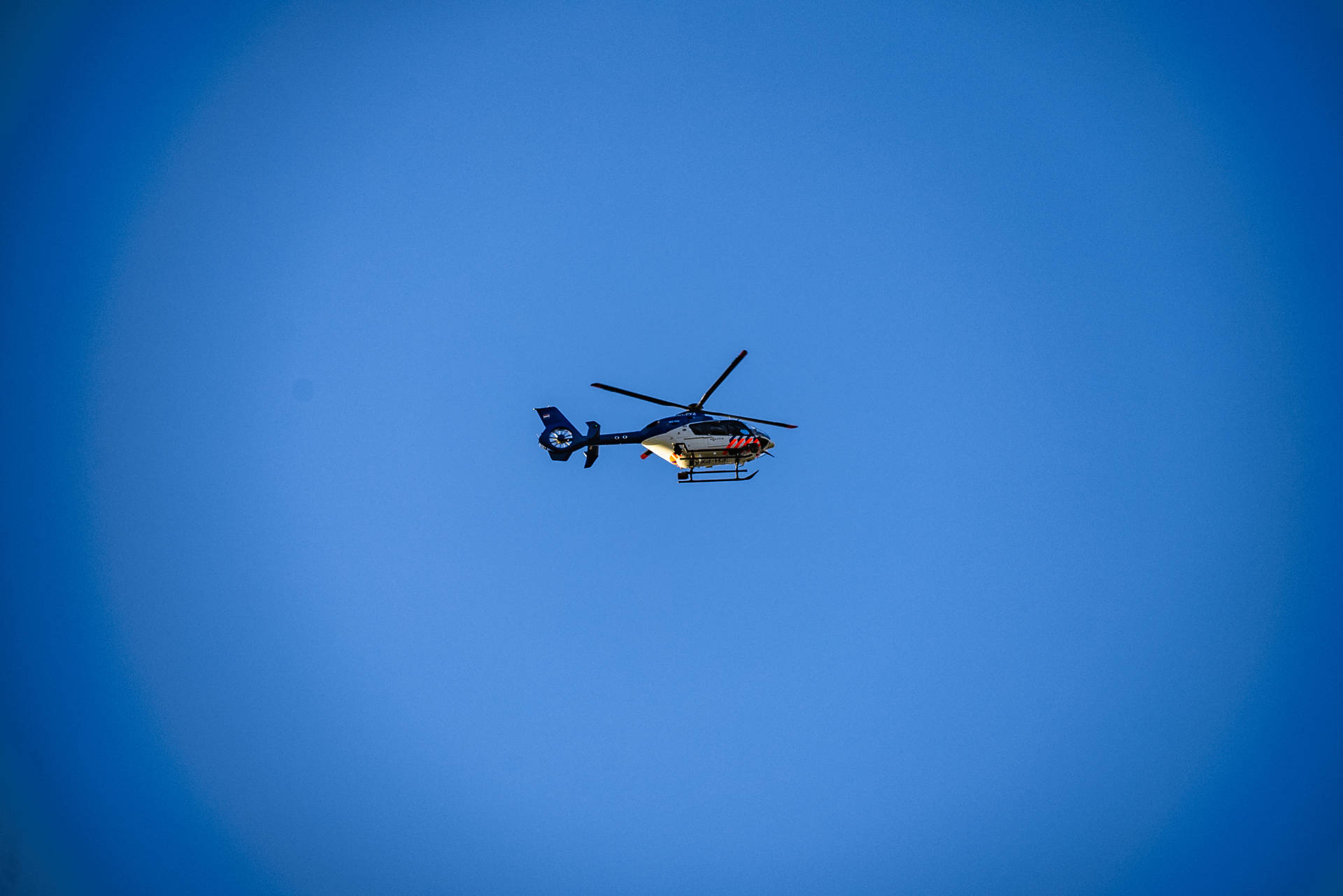 Gewonde bij steekincident in asielzoekerscentrum, politie zoekt verdachte