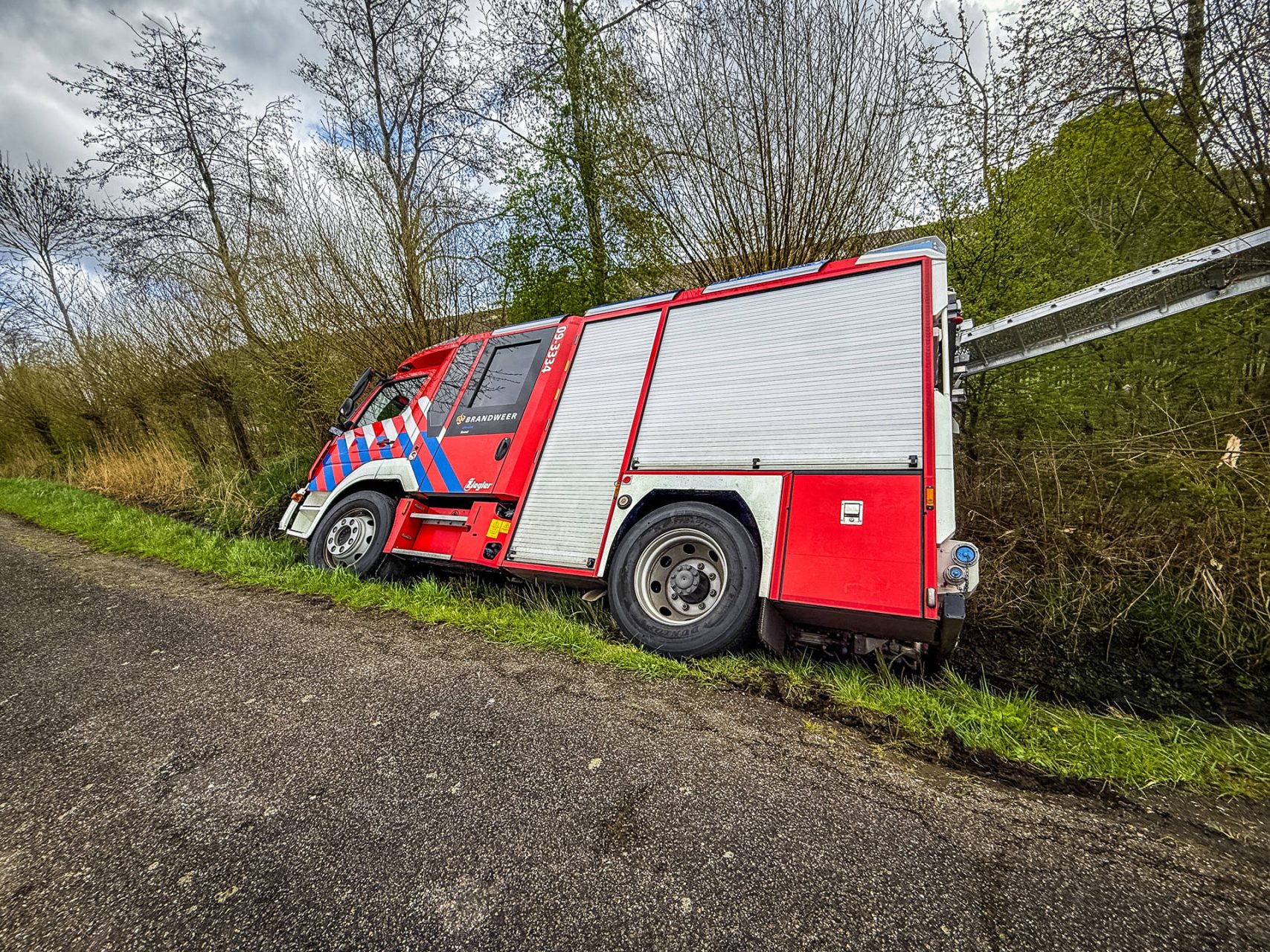 Brandweerwagen belandt in sloot