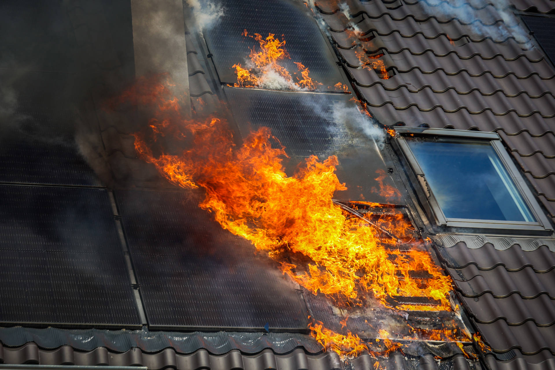 Brand onder zonnepanelen bij woning, ook panelen buren vatten vlam