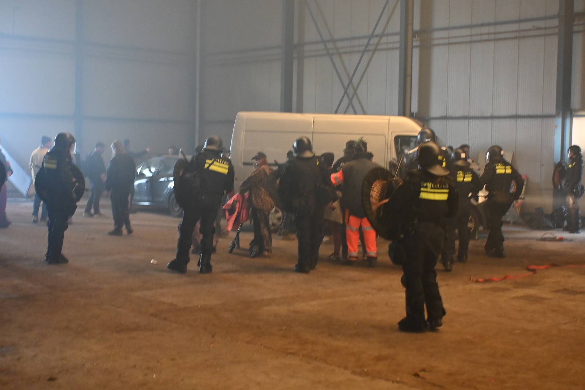 Politie ontruimt illegaal feest met 300 aanwezigen, één aanhouding