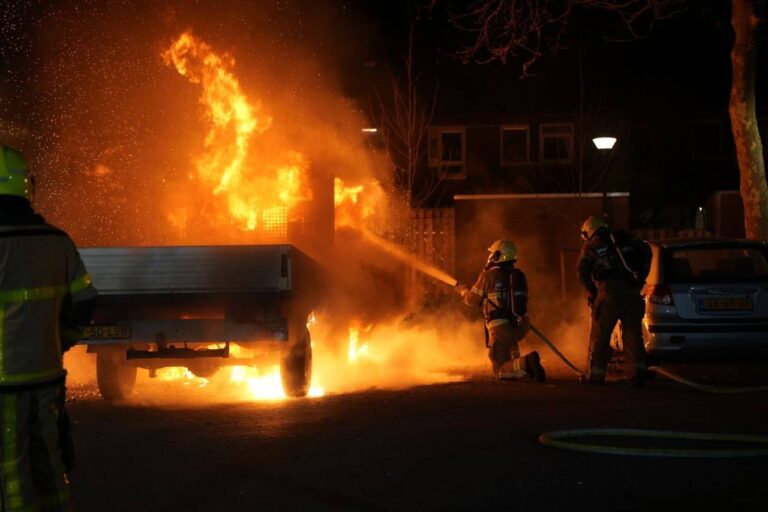 Werkauto brandt volledig uit, brandstichting niet uitgesloten