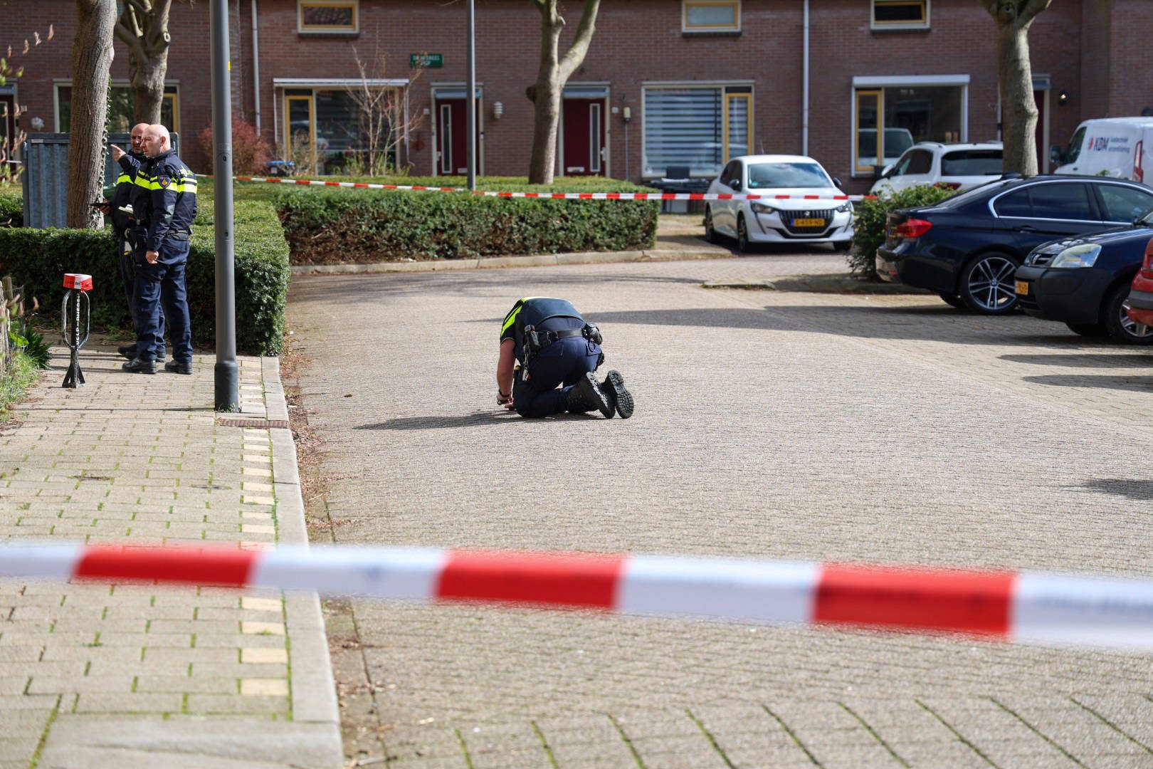 Woning op klaarlichte dag beschoten, politie doet onderzoek