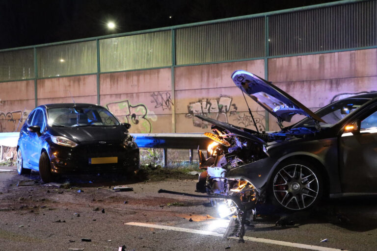 Snelweg dicht door ongeval met meerdere voertuigen