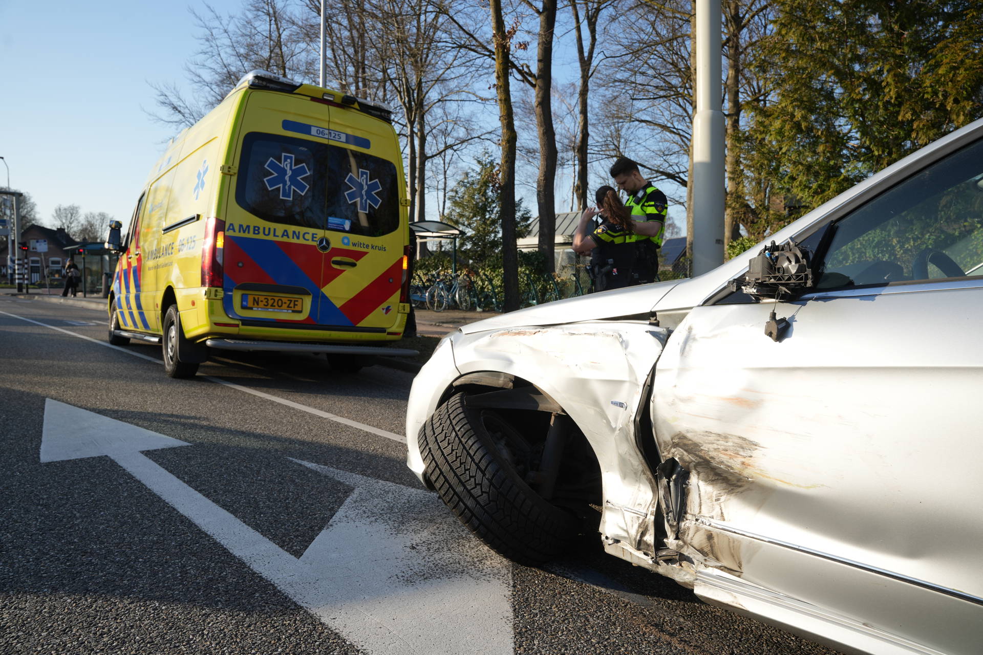Ambulance botst onderweg naar melding op personenauto