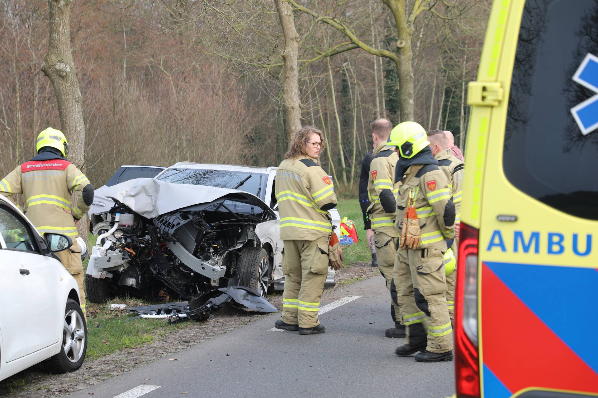 Gewonden bij ernstig ongeval, boom in tweeën