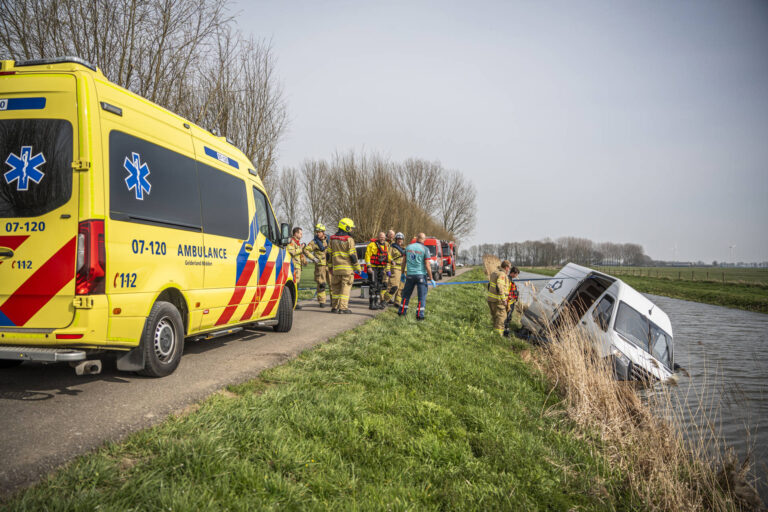 Pakketbezorger komt met bestelbus in sloot terecht