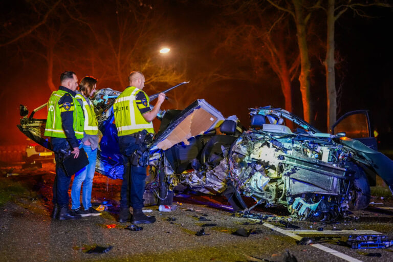 Man gewond bij ernstig verkeersongeval, auto botst tegen boom