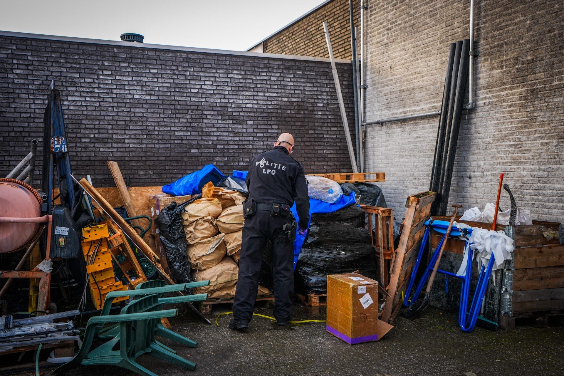 Politie vindt in loods mogelijk spullen voor productie synthetische drugs