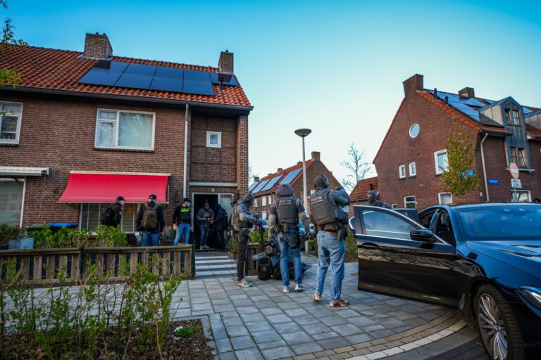 Meerdere harde knallen tijdens inval arrestatieteam