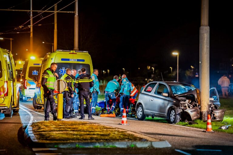 Drie ernstig gewonden na botsing van auto tegen trolleymast