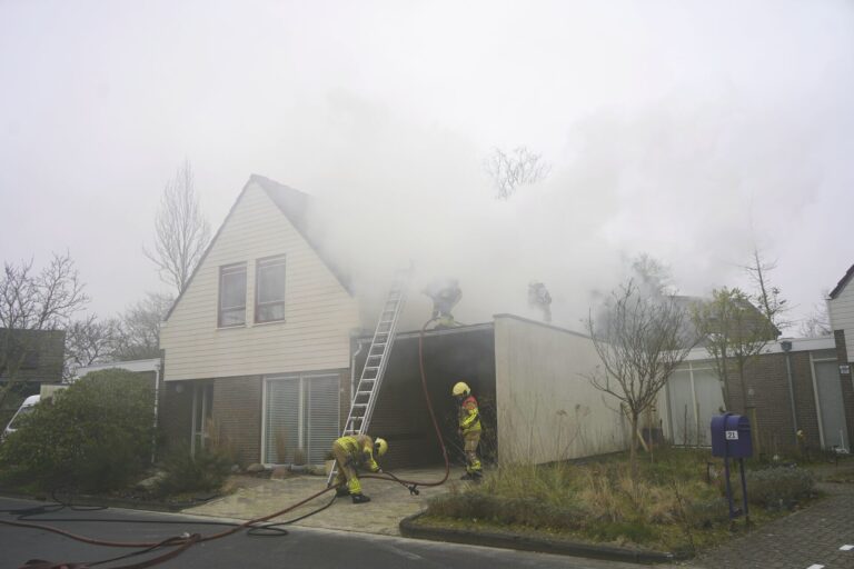 Uitslaande brand in dak van woning