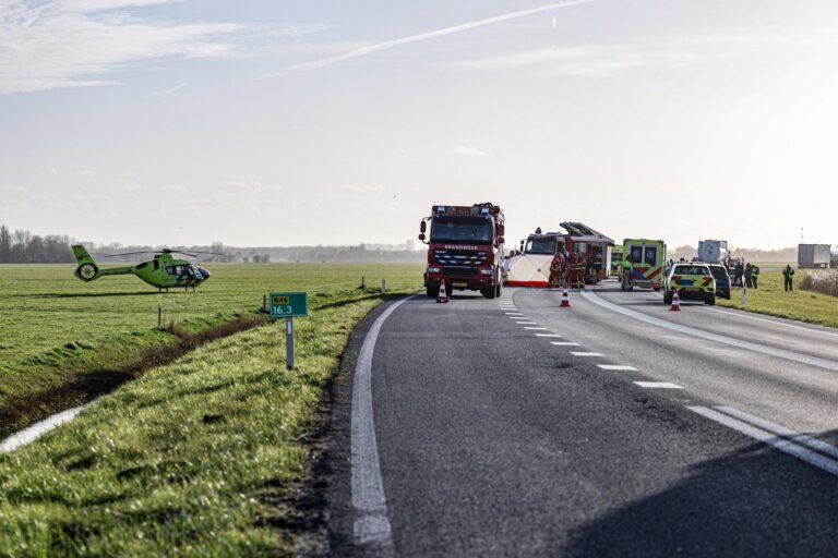 Vijf gewonden, van wie twee ernstig, bij botsing tussen twee auto’s