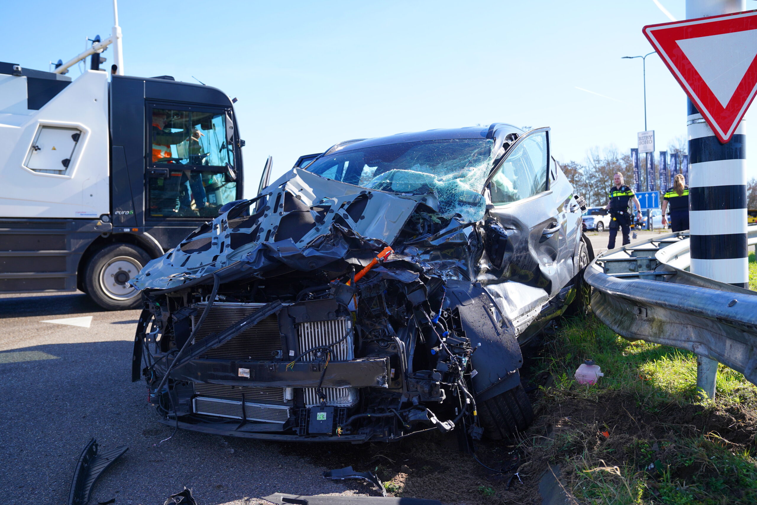 Automobiliste gewond na botsing met vrachtwagen
