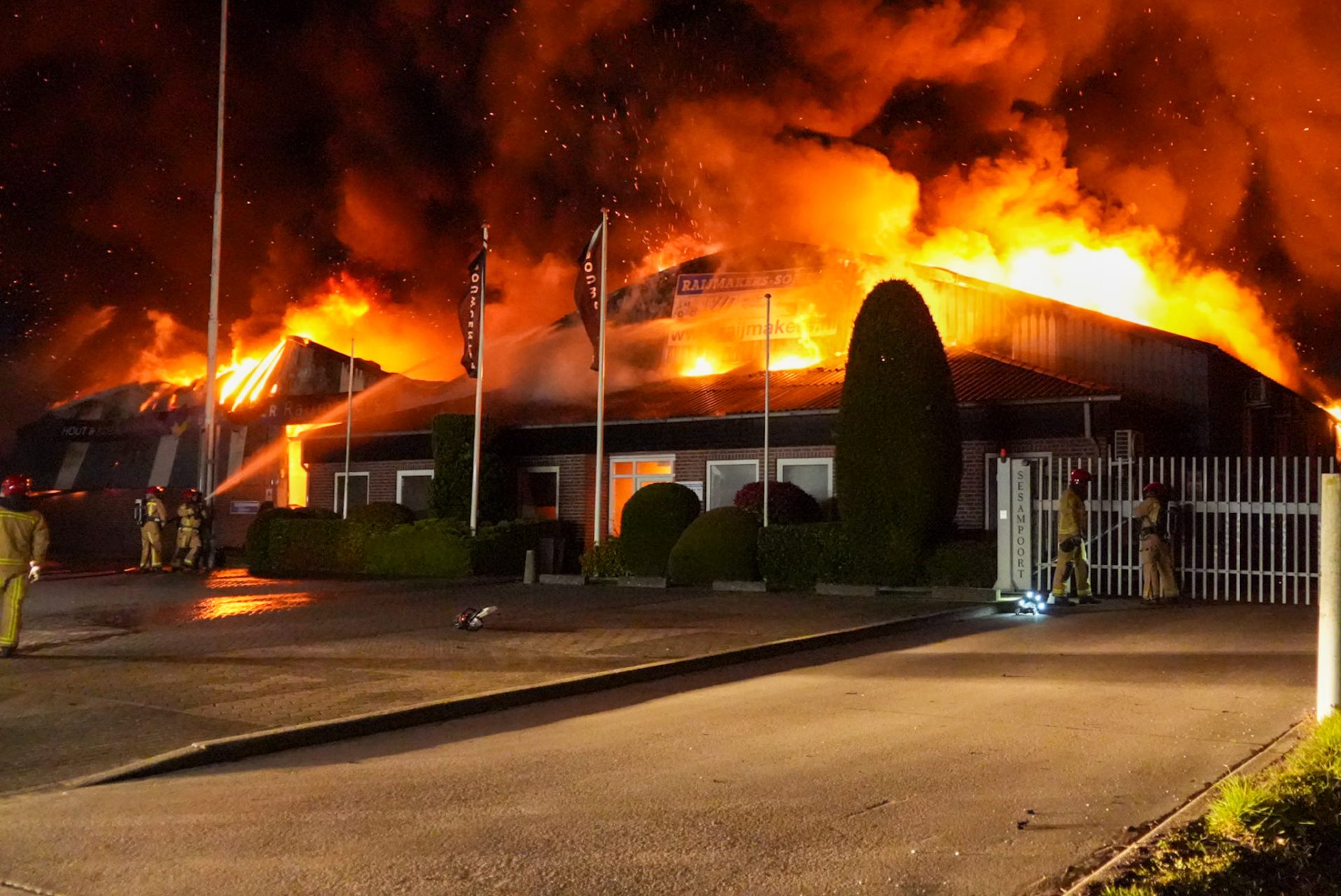 Zeer grote brand in loods met vrachtwagens