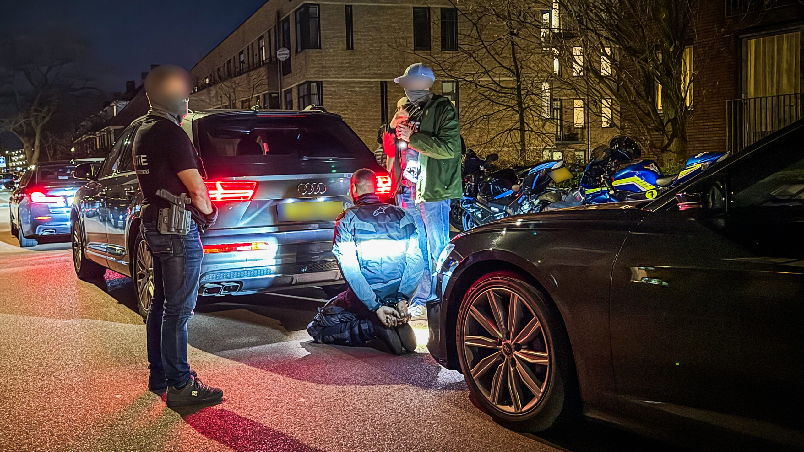Arrestatieteam houdt groep motorrijders staande wegens mogelijk vuurwapengevaar