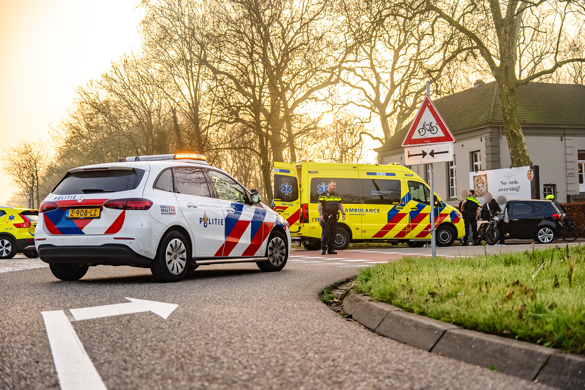 Fietser met spoed naar ziekenhuis na aanrijding