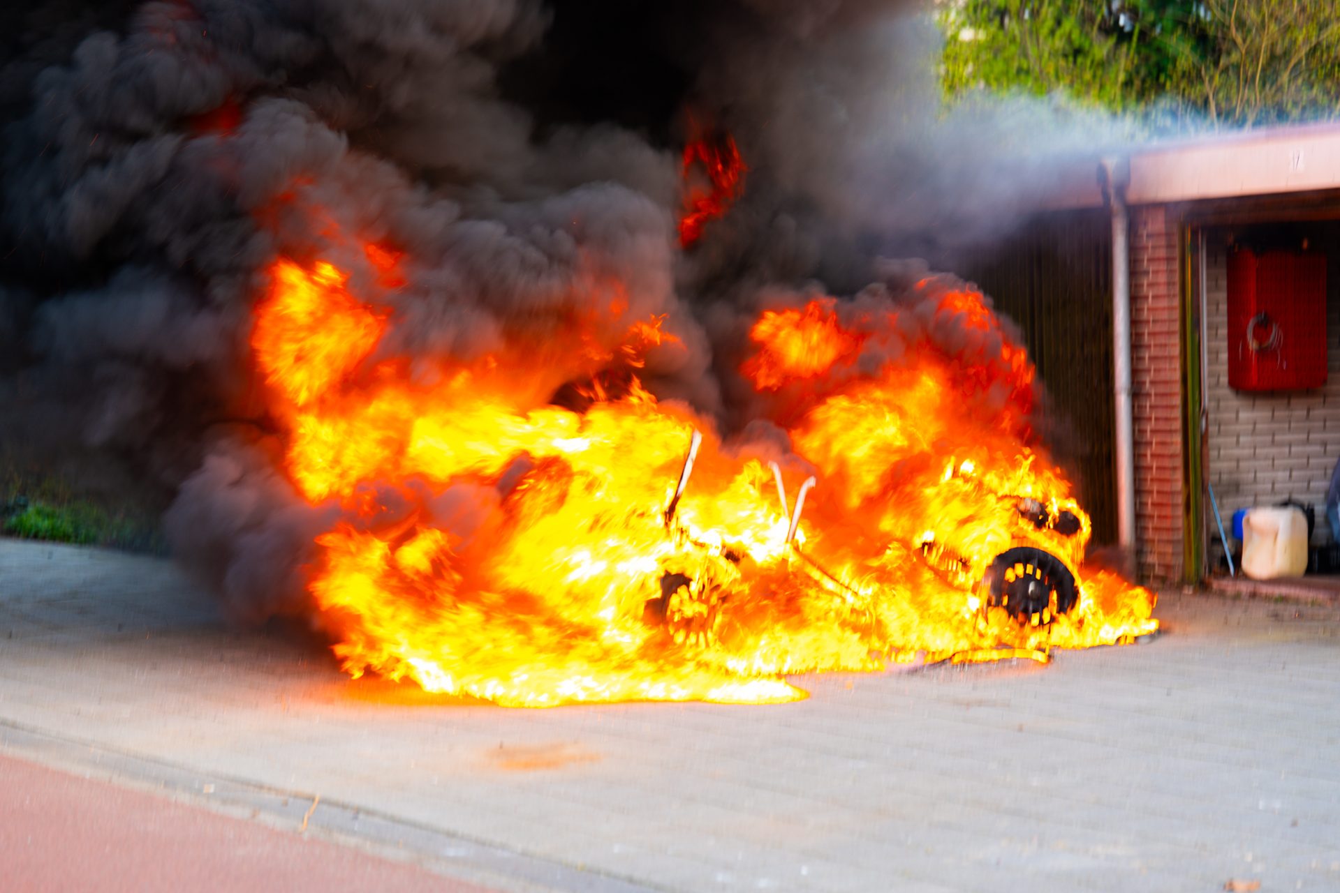 Brommobiel volledig uitgebrand naast garageboxen