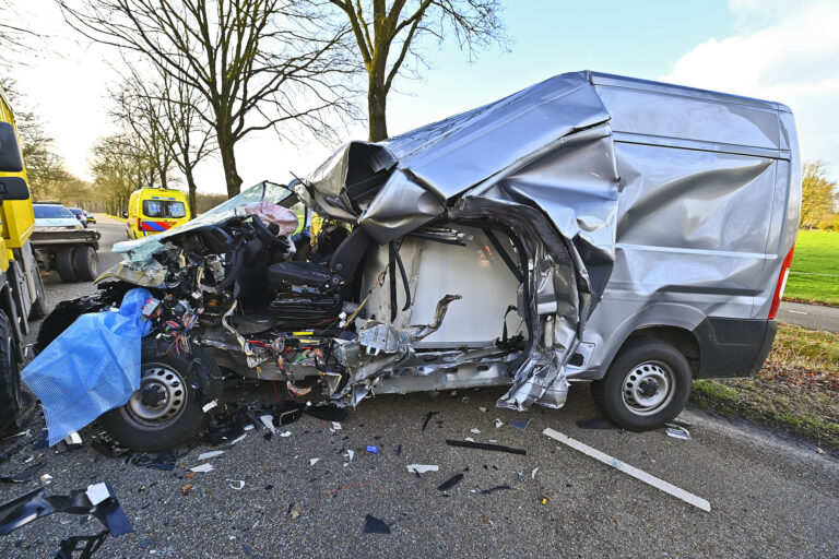 Bestuurster bekneld na botsing met schredder