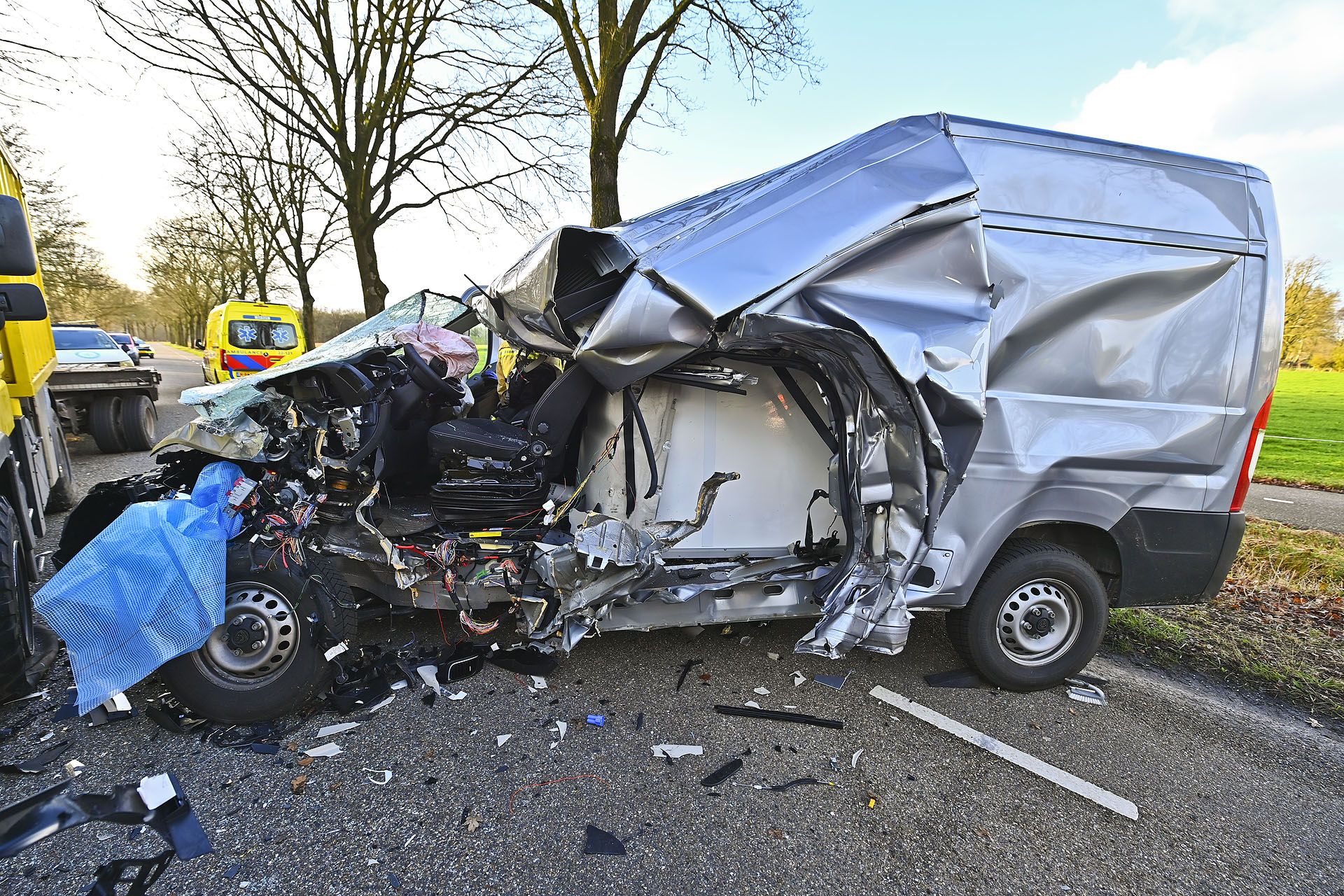 Bestuurster bekneld na botsing met schredder