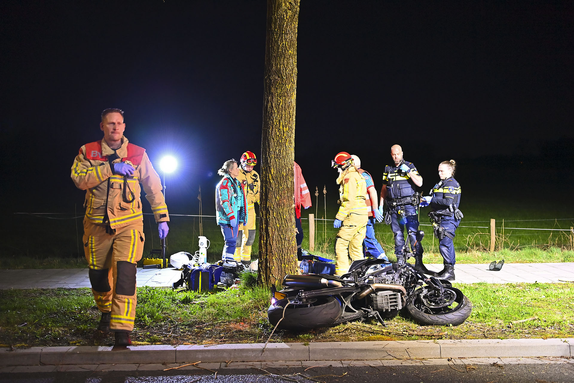 24-jarige motorrijder dood na botsing tegen boom
