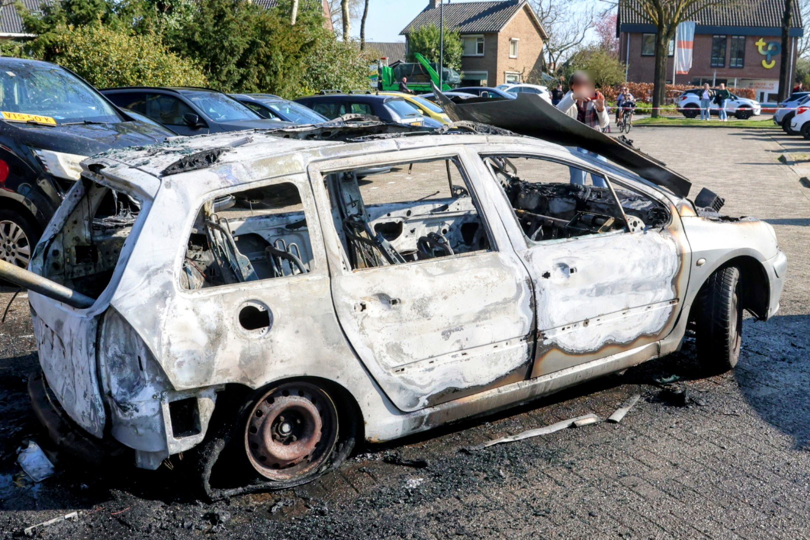 Man steekt eigen auto in brand na verkeersconflict en wordt aangehouden